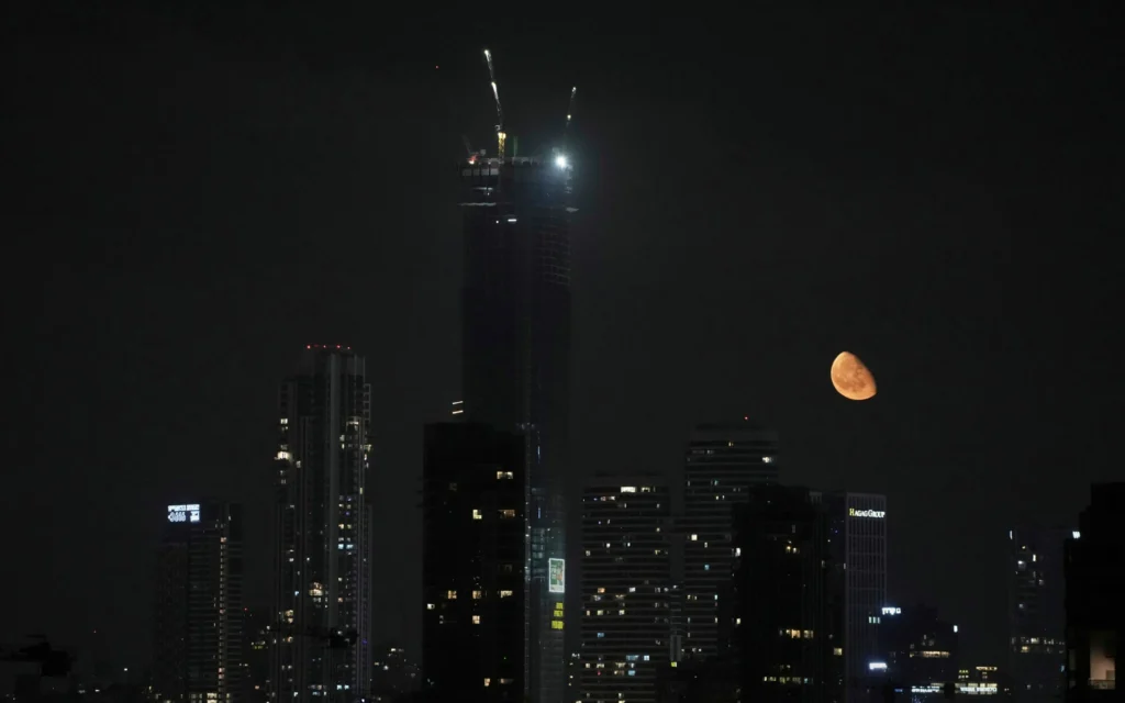 La lune, à Tel Aviv, le 17 juin 2025. (Crédit : Leo Correa/AP)
