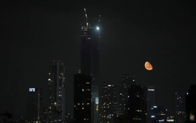 La lune, à Tel Aviv, le 17 juin 2025. (Crédit : Leo Correa/AP)
