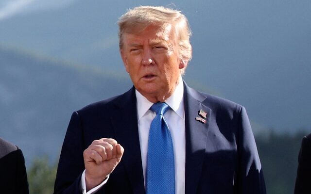 Le président américain Donald Trump montrant le poing lors d'une séance photo collective pendant le sommet du G7, à Kananaskis, dans l'Alberta, le 16 juin 2025. (Crédit : Suzanne Plunkett/Pool Photo via AP) Le président américain Donald Trump montrant le poing lors d'une séance photo collective pendant le sommet du G7, à Kananaskis, dans l'Alberta, le 16 juin 2025. (Crédit : Suzanne Plunkett/Pool Photo via AP)