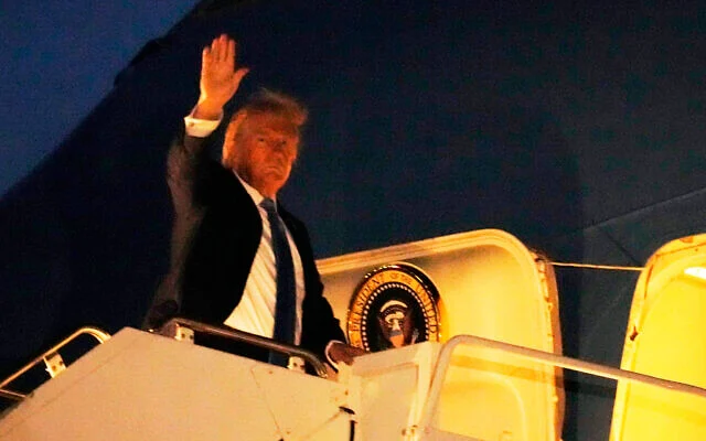 Le président Donald Trump montant à bord de l'Air Force One, à l'aéroport international de Calgary, le 16 juin 2025, à Calgary, au Canada, alors qu'il rentre à Washington. (Crédit : Mark Schiefelbein/AP)
