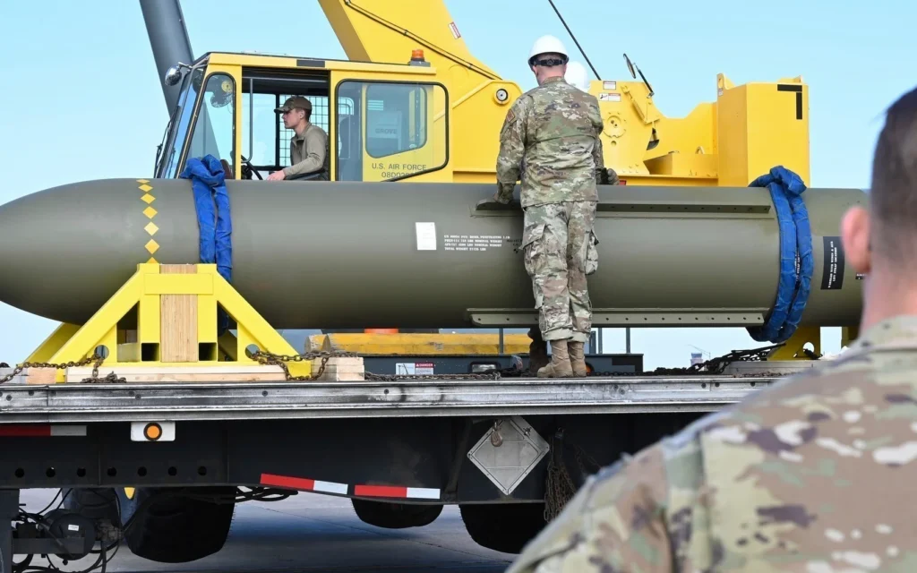 Sur cette photo publiée par l'armée de l'air américaine le 2 mai 2023, des aviateurs examinent une GBU-57, ou bombe Massive Ordnance Penetrator, à la base aérienne de Whiteman, dans le Missouri. (Crédit : US Air Force via AP) Sur cette photo publiée par l'armée de l'air américaine le 2 mai 2023, des aviateurs examinent une GBU-57, ou bombe Massive Ordnance Penetrator, à la base aérienne de Whiteman, dans le Missouri. (Crédit : US Air Force via AP)