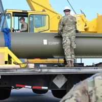 Sur cette photo publiée par l'armée de l'air américaine le 2 mai 2023, des aviateurs examinent une GBU-57, ou bombe Massive Ordnance Penetrator, à la base aérienne de Whiteman, dans le Missouri. (Crédit : US Air Force via AP)