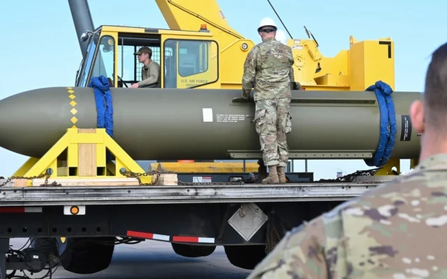 Sur cette photo publiée par l'armée de l'air américaine le 2 mai 2023, des aviateurs examinent une GBU-57, ou bombe Massive Ordnance Penetrator, à la base aérienne de Whiteman, dans le Missouri. (Crédit : US Air Force via AP)