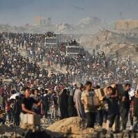 Des Palestiniens transportent des sacs et des boîtes de nourriture et d'aide humanitaire déchargés d'un convoi du Programme alimentaire mondial qui se dirigeait vers la ville de Gaza, dans le nord de la bande de Gaza, le 16 juin 2025. (AP / Jehad Achrafi)