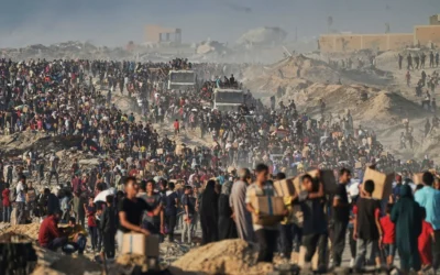 Des Palestiniens transportent des sacs et des boîtes contenant de la nourriture et de l'aide humanitaire déchargés d'un convoi du Programme alimentaire mondial qui se dirigeait vers la ville de Gaza, dans le nord de la bande de Gaza, le 16 juin 2025. (AP / Jehad Achrafi)