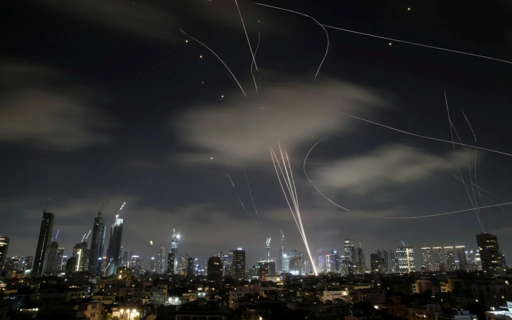 Les systèmes de défense aérienne israéliens tirant pour intercepter des missiles lors d'une attaque iranienne sur Tel Aviv, le 18 juin 2025. (Crédit : Leo Correa/AP)