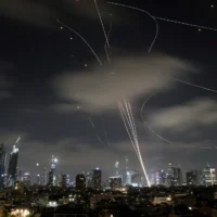 Les systèmes de défense aérienne israéliens tirant pour intercepter des missiles lors d'une attaque iranienne sur Tel Aviv, le 18 juin 2025. (Crédit : Leo Correa/AP)