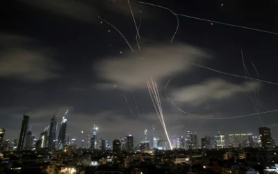 Les systèmes de défense aérienne israéliens tirant pour intercepter des missiles lors d'une attaque iranienne sur Tel Aviv, le 18 juin 2025. (Crédit : Leo Correa/AP)