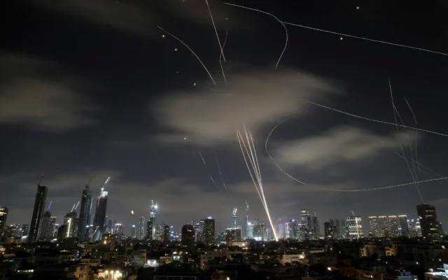 Les systèmes de défense aérienne israéliens tirant pour intercepter des missiles lors d'une attaque iranienne sur Tel Aviv, le 18 juin 2025. (Crédit : Leo Correa/AP)