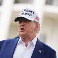 Le président américain Donald Trump s'exprimant alors qu'un mât est installé sur la pelouse sud de la Maison Blanche, à Washington, le 18 juin 2025. (Crédit : Evan Vucci/AP)