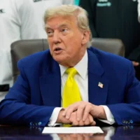 Le président américain Donald Trump avec des membres du club de football de la Juventus dans le bureau ovale de la Maison-Blanche à Washington, DC, le 18 juin 2025. (AP/Alex Brandon)