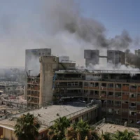 De la fumée s’élevant d'un bâtiment du complexe hospitalier Soroka à Beer Sheva après avoir été touché par un missile tiré depuis l'Iran, le 19 juin 2025. (Crédit : Leo Correa/AP)