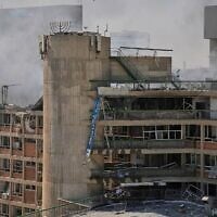De la fumée s’élevant d'un bâtiment du complexe hospitalier Soroka après avoir été touché par un missile tiré depuis l'Iran, à Beer Sheva, le 19 juin 2025. (Crédit : Leo Correa/AP)