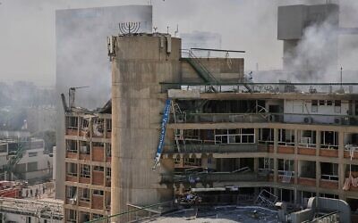 De la fumée s’élevant d'un bâtiment du complexe hospitalier Soroka après avoir été touché par un missile tiré depuis l'Iran, à Beer Sheva, le 19 juin 2025. (Crédit : Leo Correa/AP)
