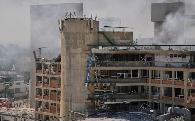 De la fumée s’élevant d'un bâtiment du complexe hospitalier Soroka après avoir été touché par un missile tiré depuis l'Iran, à Beer Sheva, le 19 juin 2025. (Crédit : Leo Correa/AP)