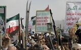 Des partisans des Houthis scandant des slogans lors d'un rassemblement hebdomadaire anti-américain et anti-Israël, à Sanaa, au Yémen, le 20 juin 2025. (Crédit : Osamah Abdulrahman/AP)