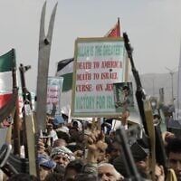 Des partisans des Houthis scandant des slogans lors d'un rassemblement hebdomadaire anti-américain et anti-Israël, à Sanaa, au Yémen, le 20 juin 2025. (Crédit : Osamah Abdulrahman/AP)