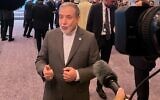 Le ministre iranien des Affaires étrangères Abbas Araghchi s'adresse aux médias à son arrivée à la réunion du Conseil des ministres des Affaires étrangères de l'Organisation de la Coopération islamique, à Istanbul, en Turquie, le 21 juin 2025. (Mehmet Guzel / AP)