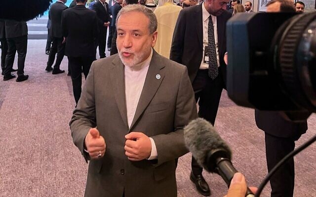 Le ministre iranien des Affaires étrangères Abbas Araghchi s'adresse aux médias à son arrivée à la réunion du Conseil des ministres des Affaires étrangères de l'Organisation de la Coopération islamique, à Istanbul, en Turquie, le 21 juin 2025. (Mehmet Guzel / AP)