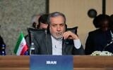 Le ministre iranien des Affaires étrangères Abbas Araghchi écoute les différentes interventions durant la réunion du Conseil des ministres des Affaires étrangères de l'Organisation de la Coopération islamique, à Istanbul, en Turquie, le 21 juin 2025. (AP Photo/Khalil Hamra)