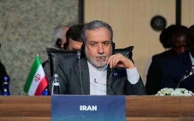 Le ministre iranien des Affaires étrangères Abbas Araghchi écoute les différentes interventions durant la réunion du Conseil des ministres des Affaires étrangères de l'Organisation de la Coopération islamique, à Istanbul, en Turquie, le 21 juin 2025. (AP Photo/Khalil Hamra)
