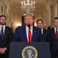 Le président américain Donald Trump s'exprimant depuis la Maison Blanche à Washington, le 21 juin 2025, après que l'armée américaine a frappé trois sites nucléaires et militaires iraniens, se joignant directement à l'effort d'Israël pour décapiter le programme nucléaire du pays, en présence du vice-président JD Vance, du secrétaire d'État Marco Rubio et du secrétaire à la Défense Pete Hegseth. (Crédit : Carlos Barria/Pool via AP)