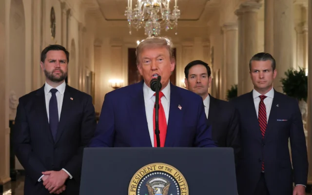 Le président américain Donald Trump s'exprimant depuis la Maison Blanche à Washington, le 21 juin 2025, après que l'armée américaine a frappé trois sites nucléaires et militaires iraniens, se joignant directement à l'effort d'Israël pour décapiter le programme nucléaire du pays, en présence du vice-président JD Vance, du secrétaire d'État Marco Rubio et du secrétaire à la Défense Pete Hegseth. (Crédit : Carlos Barria/Pool via AP)