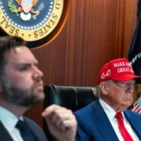 Sur cette image fournie par la Maison Blanche, on voit le président Donald Trump, à droite, et son vice-président, JD Vance, assis dans la Situation Room, le 21 juin 2025, à la Maison Blanche, à Washington. (La Maison Blanche via AP)