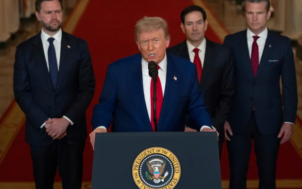 Le président américain Donald Trump s'exprimant depuis la salle Est de la Maison Blanche à Washington, le 21 juin 2025, après que l'armée américaine a frappé trois sites nucléaires et militaires iraniens, en présence du vice-président JD Vance, du secrétaire d'État Marco Rubio et du secrétaire à la Défense Pete Hegseth. (Crédit : Carlos Barria/Pool via AP)