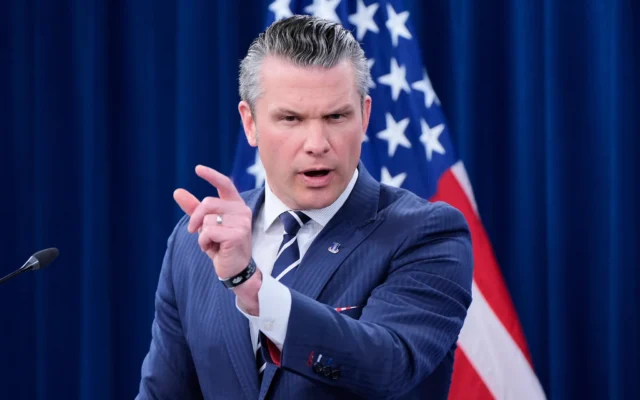 Le secrétaire américain à la défense, Pete Hegseth, s’exprimant lors d’une conférence de presse après que l’armée américaine a frappé trois sites en Iran, rejoignant ainsi directement les efforts d’Israël pour démanteler le programme nucléaire du pays, au Pentagone à Washington, le 22 juin 2025. (Crédit : Alex Brandon/AP)