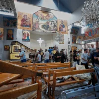 Des citoyens syriens et les forces de sécurité inspectent les dégâts à l'intérieur de l'église Mar Elias où un kamikaze s'est fait exploser à Dweila, dans la banlieue de Damas, en Syrie, le 22 juin 2025. (Crédit : AP Photo/ Omar Sanadiki)