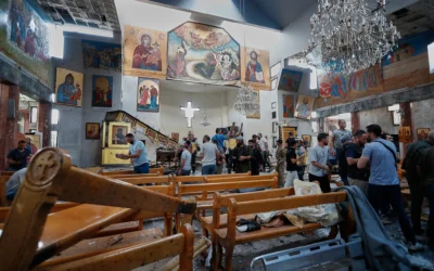 Des citoyens syriens et les forces de sécurité inspectent les dégâts à l'intérieur de l'église Mar Elias où un kamikaze s'est fait exploser à Dweila, dans la banlieue de Damas, en Syrie, le 22 juin 2025. (Crédit : AP Photo/ Omar Sanadiki)