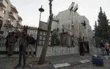 Les forces de sécurité syriennes montant la garde devant l'église Mar Elias où un kamikaze s'est fait exploser à Dweil'a, dans la banlieue de Damas, en Syrie, le 22 juin 2025. (Crédit : Omar Sanadiki/AP)