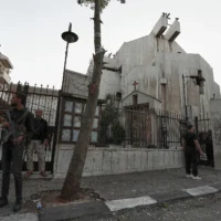 Les forces de sécurité syriennes montant la garde devant l'église Mar Elias où un kamikaze s'est fait exploser à Dweil'a, dans la banlieue de Damas, en Syrie, le 22 juin 2025. (Crédit : Omar Sanadiki/AP)