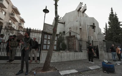 Les forces de sécurité syriennes montant la garde devant l'église Mar Elias où un kamikaze s'est fait exploser à Dweil'a, dans la banlieue de Damas, en Syrie, le 22 juin 2025. (Crédit : Omar Sanadiki/AP)