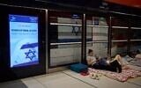 Des gens réfugiés dans une station de métro alors que les sirènes d'alerte annoncent des frappes iraniennes, à Tel Aviv, le 22 juin 2025. (Crédit : Ohad Zwigenberg/AP)