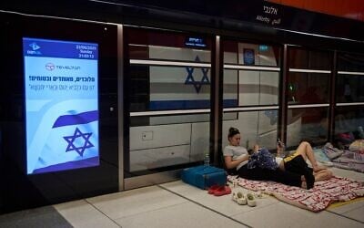 Des gens réfugiés dans une station de métro alors que les sirènes d'alerte annoncent des frappes iraniennes, à Tel Aviv, le 22 juin 2025. (Crédit : Ohad Zwigenberg/AP)