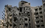 Des soldats israéliens et une équipe de secours recherchant des survivants parmi les décombres d'immeubles résidentiels détruits par un missile iranien qui a fait plusieurs morts, à Beer Sheva, en Israël, le 24 juin 2025. (Crédit : Leo Correa/AP)