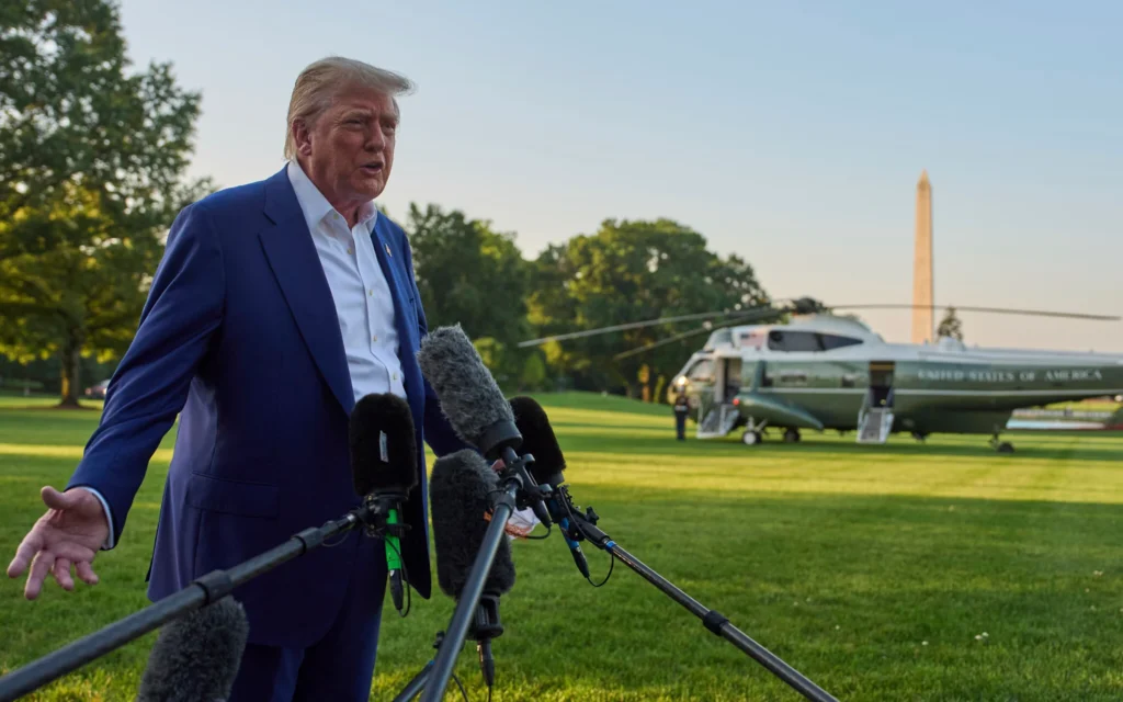 Le président américain Donald Trump s'adresse aux journalistes avant de monter à bord de Marine One sur la pelouse sud de la Maison Blanche, mardi 24 juin 2025, à Washington. (Crédit : AP Photo/Evan Vucci) Le président américain Donald Trump s'adresse aux journalistes avant de monter à bord de Marine One sur la pelouse sud de la Maison Blanche, mardi 24 juin 2025, à Washington. (Crédit : AP Photo/Evan Vucci)