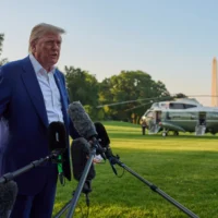 Le président américain Donald Trump s'adresse aux journalistes avant de monter à bord de Marine One sur la pelouse sud de la Maison Blanche, mardi 24 juin 2025, à Washington. (Crédit : AP Photo/Evan Vucci)