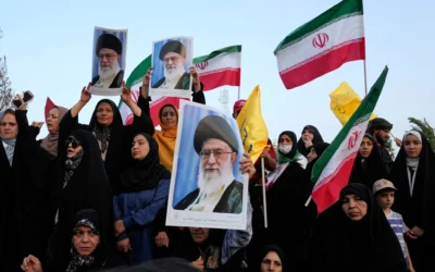 Illustration : Des manifestants iraniens brandissant des drapeaux de leur pays et des affiches du guide suprême, l'ayatollah Ali Khamenei, lors d'un rassemblement anti-américain et anti-Israël, sur la place Enqelab-e-Eslami (Révolution islamique) dans le centre-ville de Téhéran, en Iran, le 24 juin 2025. (Crédit : Vahid Salemi/AP)