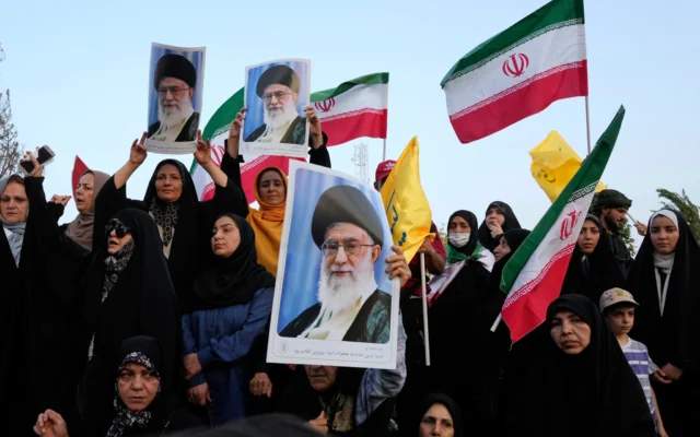 Illustration : Des manifestants iraniens brandissant des drapeaux de leur pays et des affiches du guide suprême, l'ayatollah Ali Khamenei, lors d'un rassemblement anti-américain et anti-Israël, sur la place Enqelab-e-Eslami (Révolution islamique) dans le centre-ville de Téhéran, en Iran, le 24 juin 2025. (Crédit : Vahid Salemi/AP) Illustration : Des manifestants iraniens brandissant des drapeaux de leur pays et des affiches du guide suprême, l'ayatollah Ali Khamenei, lors d'un rassemblement anti-américain et anti-Israël, sur la place Enqelab-e-Eslami (Révolution islamique) dans le centre-ville de Téhéran, en Iran, le 24 juin 2025. (Crédit : Vahid Salemi/AP)