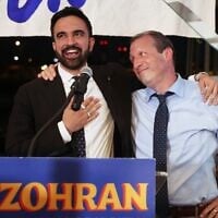 Le candidat démocrate à la mairie, Zohran Mamdani (à gauche) s'exprimant sur scène avec son collègue candidat, le contrôleur financier de la ville de New York, Brad Lander, lors de la soirée électorale des primaires, à New York, le 25 juin 2025. (Crédit : Heather Khalifa/AP)