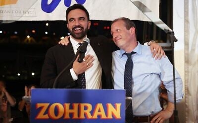 Le candidat démocrate à la mairie, Zohran Mamdani (à gauche) s'exprimant sur scène avec son collègue candidat, le contrôleur financier de la ville de New York, Brad Lander, lors de la soirée électorale des primaires, à New York, le 25 juin 2025. (Crédit : Heather Khalifa/AP)