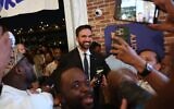 Le candidat démocrate à la mairie de New York, Zohran Mamdani, prenant des selfies avec ses partisans après avoir pris la parole lors de la soirée électorale des primaires, à New York, le 25 juin 2025. (Crédit : Heather Khalifa/AP)