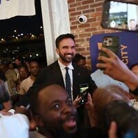 Le candidat démocrate à la mairie de New York, Zohran Mamdani, prenant des selfies avec ses partisans après avoir pris la parole lors de la soirée électorale des primaires, à New York, le 25 juin 2025. (Crédit : Heather Khalifa/AP)