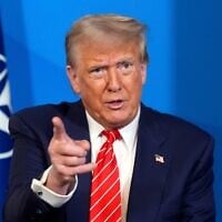 Le président américain Donald Trump s'exprimant lors d'une réunion avec le secrétaire général de l'OTAN Mark Rutte lors du sommet de l'OTAN, à La Haye, aux Pays-Bas, le 25 juin 2025. (Crédit : Alex Brandon/AP)