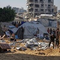 Des Palestiniens inspectent des tentes endommagées après qu'une frappe israélienne a touché un camp de déplacés dans la ville de Gaza, le samedi 28 juin 2025. (AP Photo / Jehad Ashrafi)