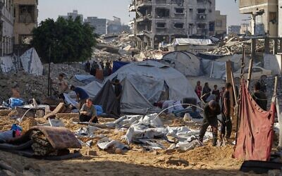 Des Palestiniens inspectent des tentes endommagées après qu'une frappe israélienne a touché un camp de déplacés dans la ville de Gaza, le samedi 28 juin 2025. (AP Photo / Jehad Ashrafi)