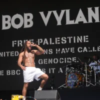 Le duo Bob Vylan se produit sur la scène West Holts, pendant le festival de Glastonbury à Worthy Farm, dans le Somerset, en Angleterre, le 28 juin 2025. (Crédit : Yui Mok/PA via AP)